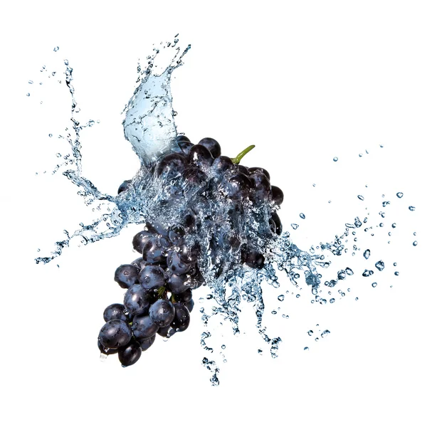 Uva azul com respingo de água isolado em branco — Fotografia de Stock