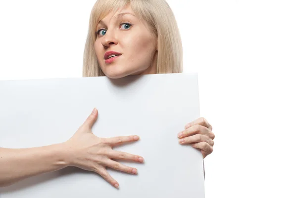 Çekici bir kadın beyaz boş kağıt üzerinde beyaz izole holding — Stok fotoğraf