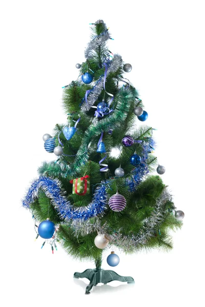 Díszített karácsonyfa fenyő elszigetelt fehér — Stock Fotó