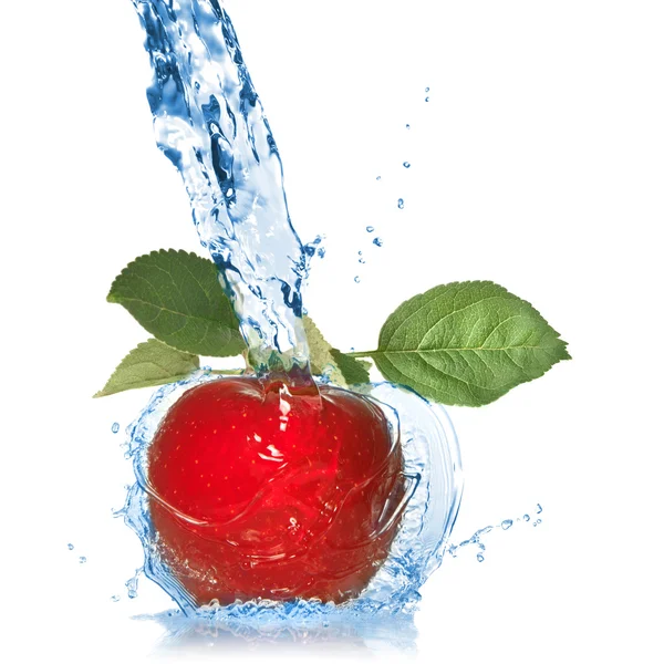 Κόκκινο μήλο με αφήνει και water splash απομονωθεί σε λευκό — Φωτογραφία Αρχείου