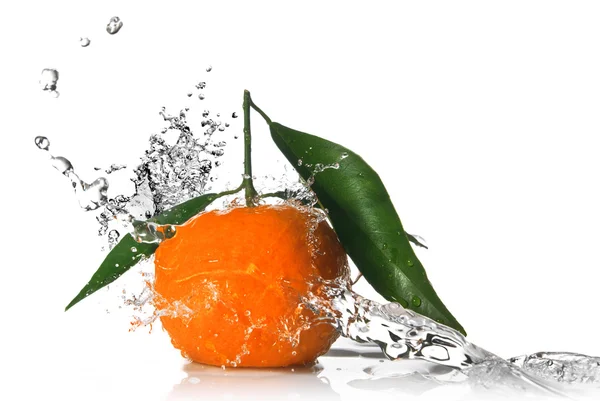 Tangerine med vattenstänk isolerad på vit — Stockfoto