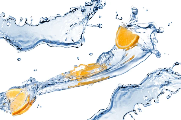 Salpicaduras de agua dulce y rodajas de naranja aisladas en blanco —  Fotos de Stock