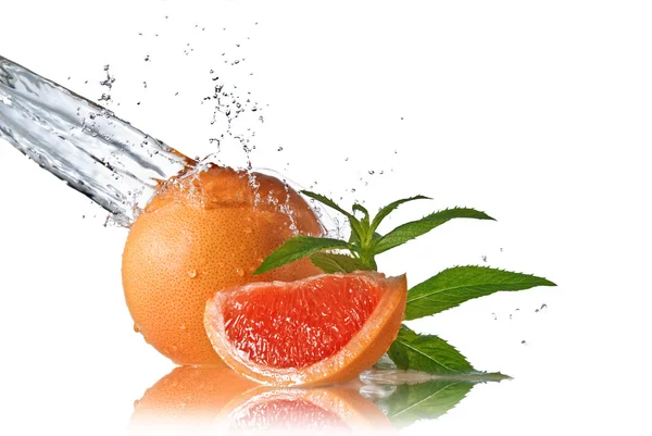 Сплеск води на грейпфруті з м'ятою ізольовано на білому — стокове фото