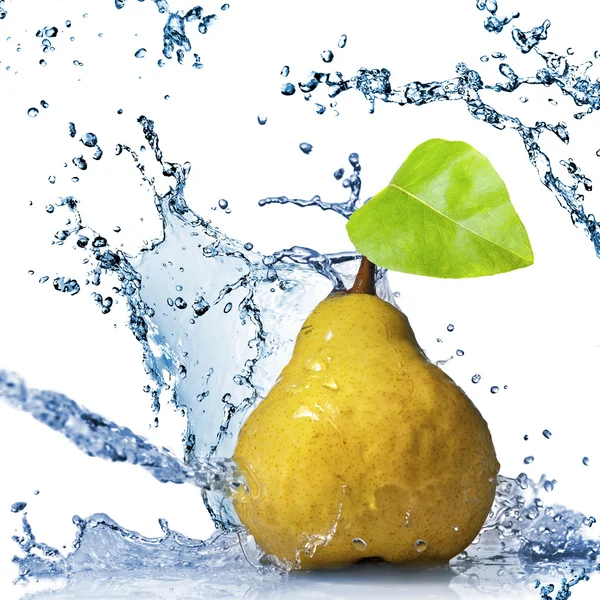 Žlutá hruška s listy a vody splash izolované na bílém — Stock fotografie
