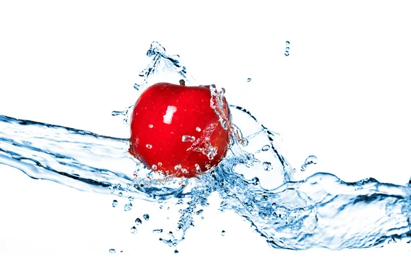 Rode appel en water splash geïsoleerd op wit — Stockfoto
