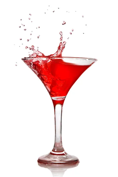 Cocktail met splash geïsoleerd op wit rood — Stockfoto