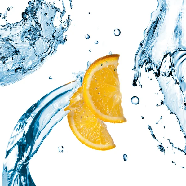 Salpicaduras de agua dulce y rodajas de naranja aisladas en blanco — Foto de Stock