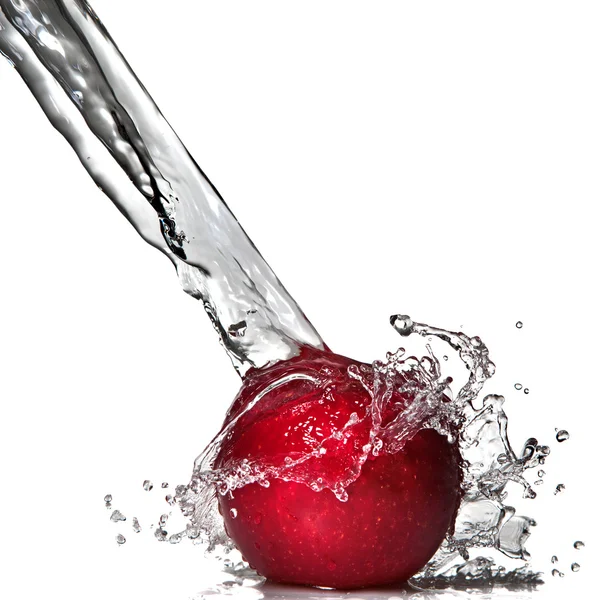 Červené jablko a vody splash izolované na bílém — Stock fotografie