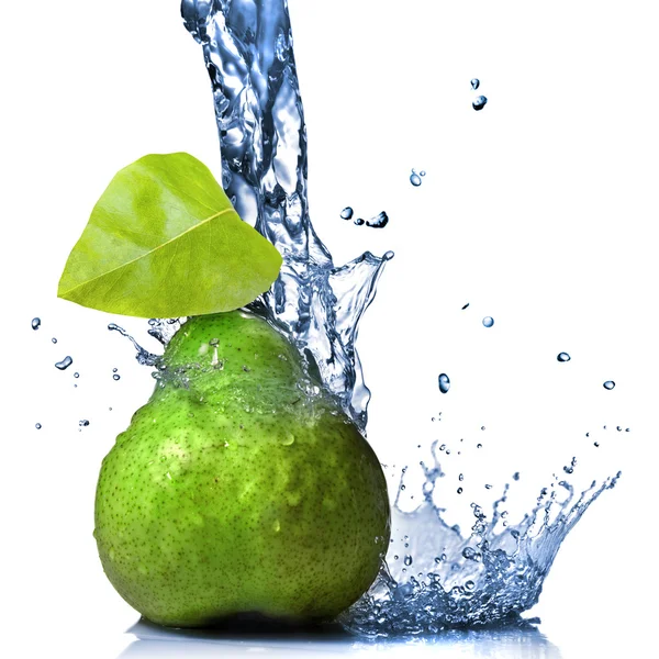 Zelená hruška s listy a vody splash izolované na bílém — Stock fotografie