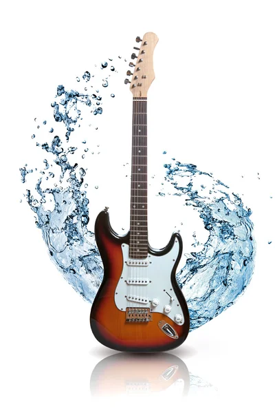 Guitarra eléctrica con agua salpicada aislada en blanco — Foto de Stock