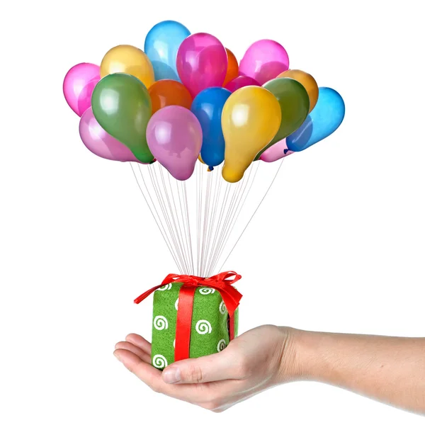 Hand som håller gåva med färg ballonger isolerad på vit — Stockfoto