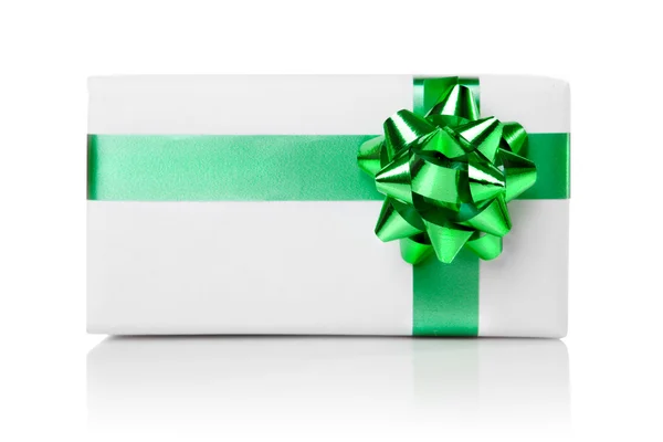 Δώρο για τις γιορτές με πράσινο κορδέλα που απομονώνονται σε λευκό — Φωτογραφία Αρχείου
