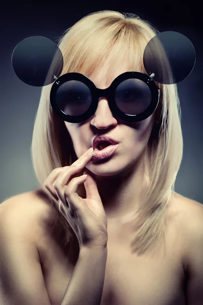 Donna attraente con occhiali divertenti — Foto Stock