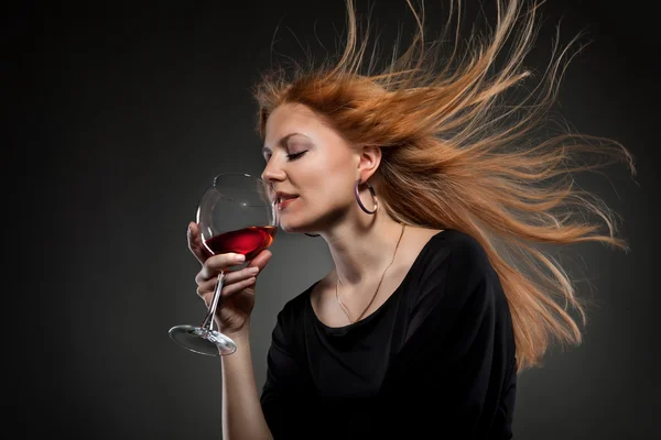 Vrouw met rood haar bedrijf glas wijn — Stockfoto