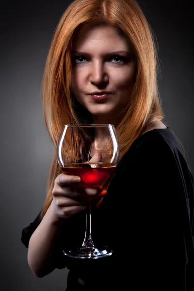 Žena Červenými Vlasy Drží Sklenice Víno — Stock fotografie