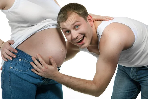Feliz Hombre Sonriente Con Mujer Embarazada Aislada Blanco — Foto de Stock