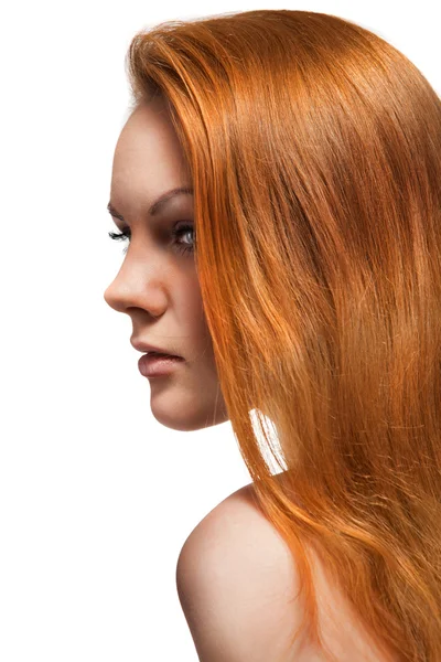 Portret czerwone włosy piękna kobieta na białym tle — Zdjęcie stockowe