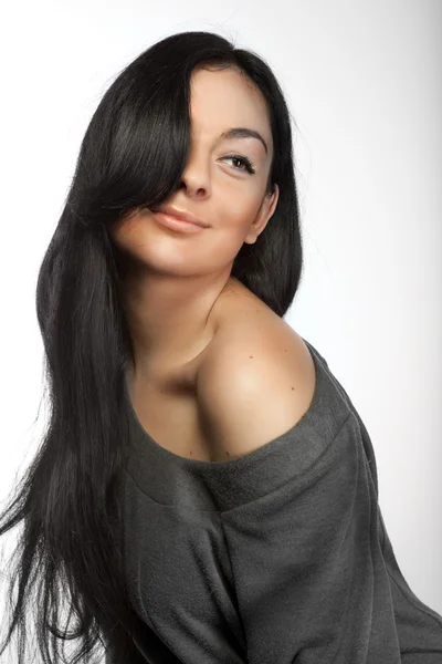 Porträtt av attraktiva unga leende kvinna på vit — Stockfoto