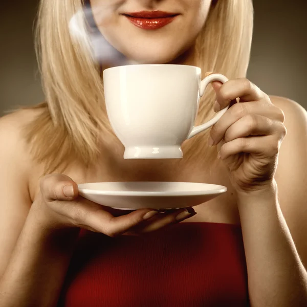 红色控股杯和微笑的女人 — 图库照片