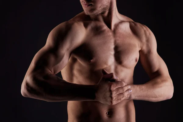 Sexy hombre desnudo muscular con gotas de agua en el estómago —  Fotos de Stock