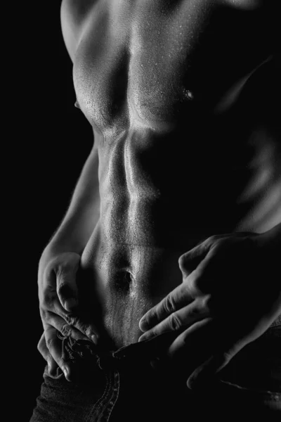 水滴在肚子上的性感肌肉裸体男人 — 图库照片