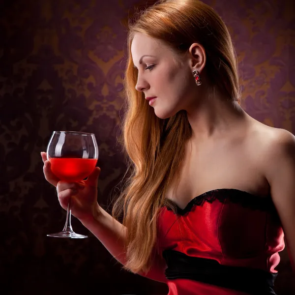 Elegantní Žena Červenými Vlasy Drží Sklenice Víno — Stock fotografie