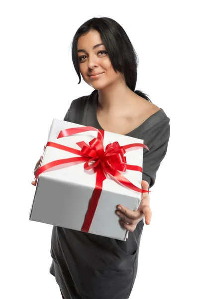 Giovane donna sorridente in possesso di dono isolato su bianco — Foto Stock