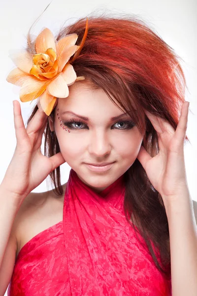 Retrato de mulher bonita com flor no cabelo em branco — Fotografia de Stock