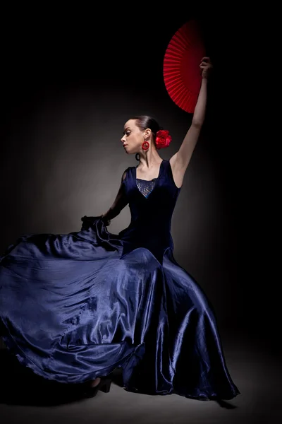 Jovem dançando flamenco no preto — Fotografia de Stock