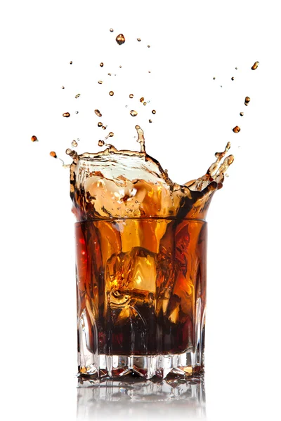 Splash cola szklanki na białym tle — Zdjęcie stockowe