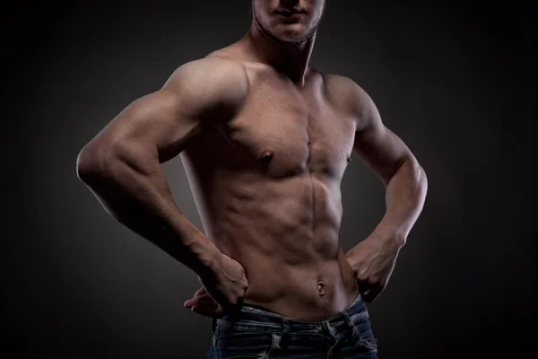 Muscular homem nu em preto — Fotografia de Stock