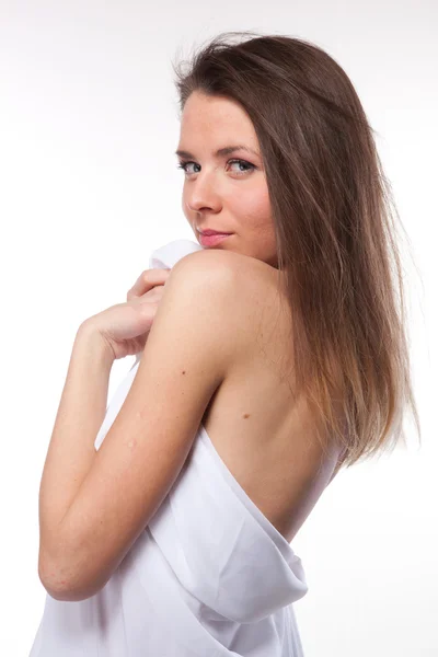 Mujer atractiva cubierta de tela blanca sobre blanco — Foto de Stock