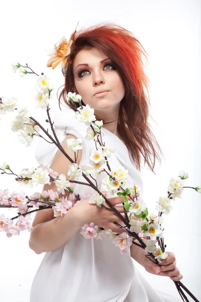 Retrato de mujer hermosa con flores de primavera en blanco — Foto de Stock