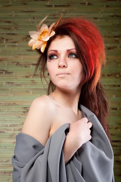 Портрет красивой женщины с цветком в волосах — стоковое фото