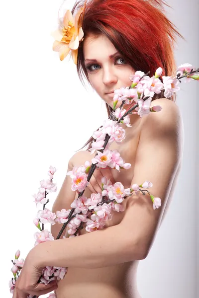Portrét krásné nahé ženy s jarní květina ve vlasech na bílém — Stock fotografie