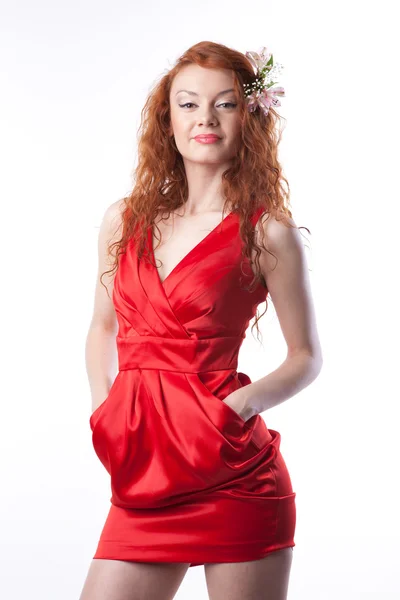 Портрет женщины в красном платье с весенними цветами на белом — стоковое фото