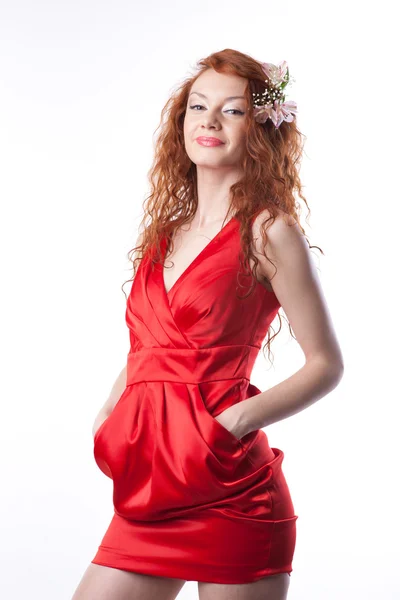 A tavaszi virágok fehér piros ruhás nő portréja — Stock Fotó