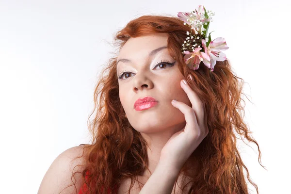 Porträt einer schönen Frau mit Frühlingsblumen auf weißem Grund — Stockfoto