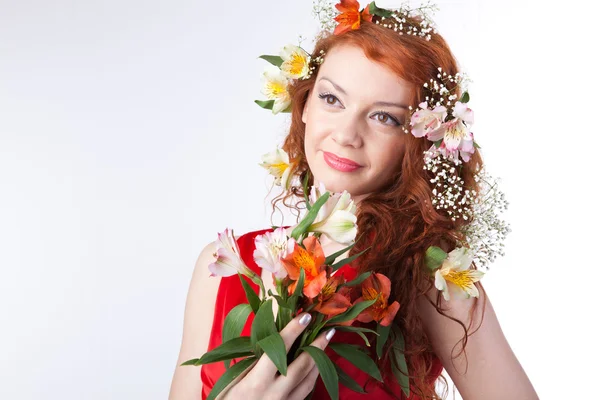 Portret pięknej kobiety z wiosennych kwiatów — Zdjęcie stockowe