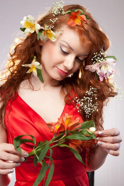 Portrait of beautiful woman with spring flowers — Stock Photo, Image