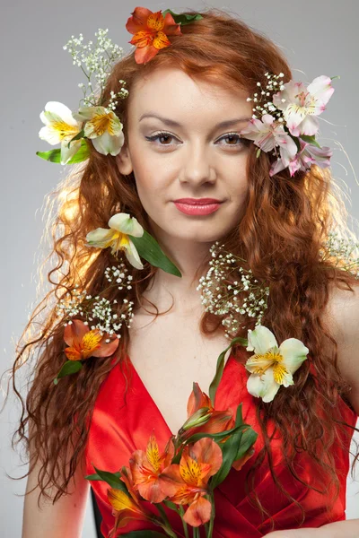 봄 꽃과 함께 아름 다운 여자의 초상화 — 스톡 사진