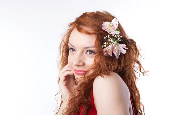Porträt einer schönen Frau mit Frühlingsblumen auf weißem Grund — Stockfoto