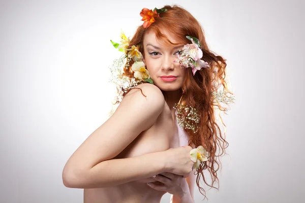 Портрет красивої оголеної жінки з весняними квітами — стокове фото