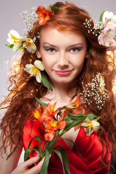 Πορτρέτο του όμορφη γυναίκα με ανοιξιάτικα λουλούδια — Φωτογραφία Αρχείου