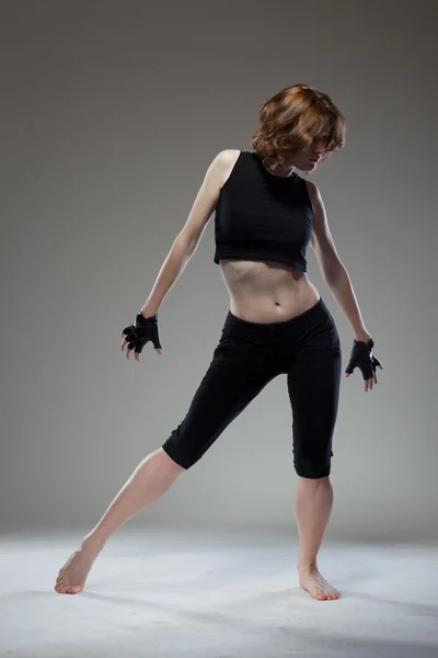 Attraktive junge Frau tanzt — Stockfoto