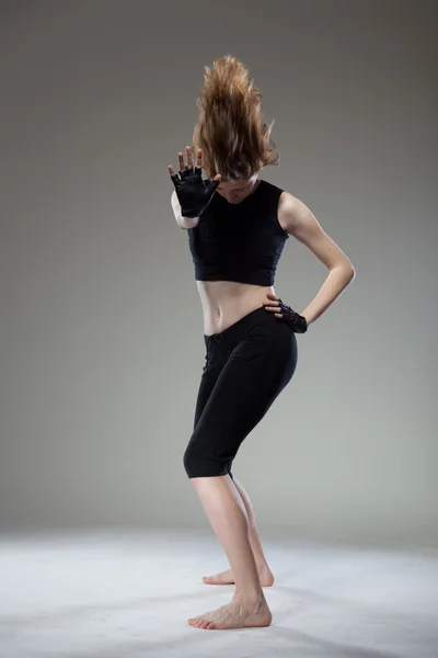 Приваблива молода жінка танцює — стокове фото