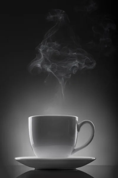Taza blanca con líquido caliente y vapor en negro — Foto de Stock
