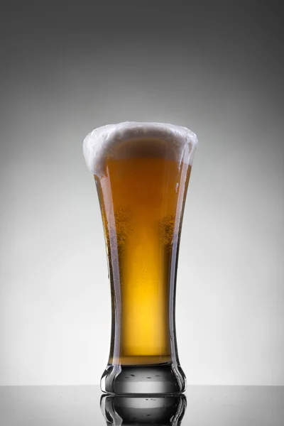 Cerveza en vidrio sobre fondo blanco — Foto de Stock