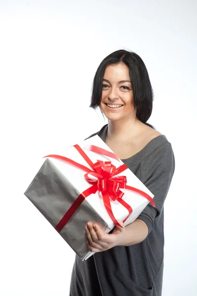 Портрет молодой улыбающейся женщины с подарком на белом — стоковое фото