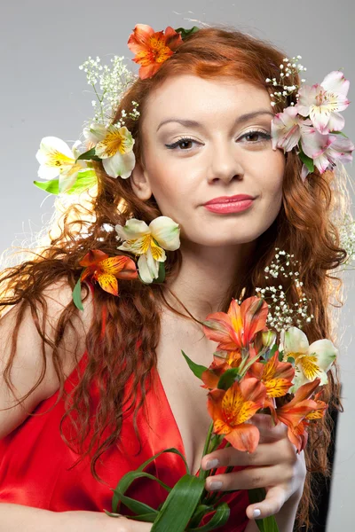 봄 꽃과 함께 아름 다운 여자의 초상화 — 스톡 사진